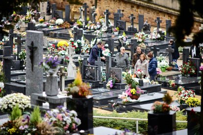 El cementerio de Soria recibe a miles de personas para honrar a sus seres queridos.