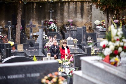 El cementerio de Soria recibe a miles de personas para honrar a sus seres queridos.