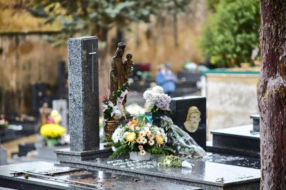 El cementerio de Soria recibe a miles de personas para honrar a sus seres queridos.