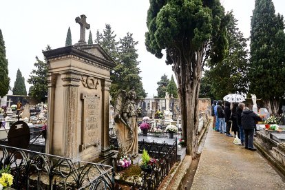 El cementerio de Soria recibe a miles de personas para honrar a sus seres queridos.