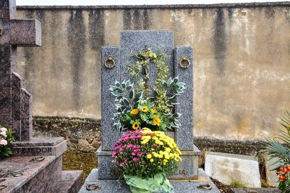 El cementerio de Soria recibe a miles de personas para honrar a sus seres queridos.