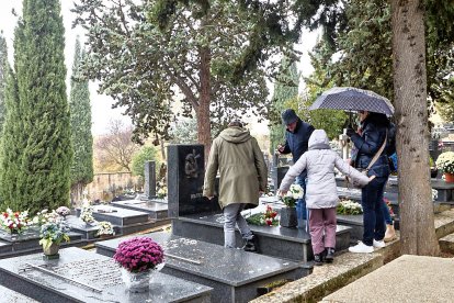 El cementerio de Soria recibe a miles de personas para honrar a sus seres queridos.