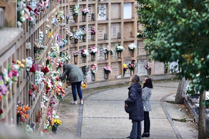 El cementerio de Soria recibe a miles de personas para honrar a sus seres queridos.