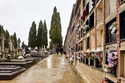 El cementerio de Soria recibe a miles de personas para honrar a sus seres queridos.