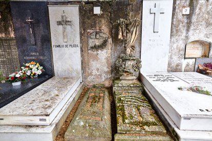 El cementerio de Soria recibe a miles de personas para honrar a sus seres queridos.