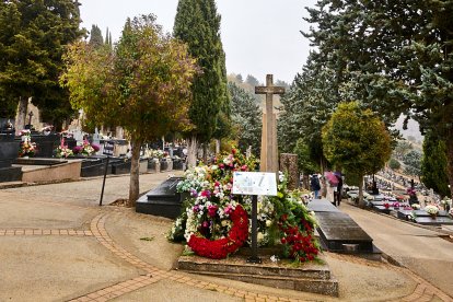 El cementerio de Soria recibe a miles de personas para honrar a sus seres queridos.