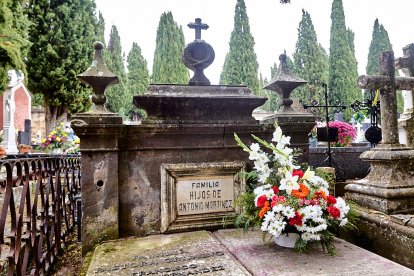 El cementerio de Soria recibe a miles de personas para honrar a sus seres queridos.