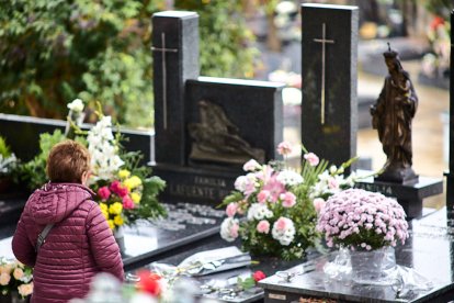 El cementerio de Soria recibe a miles de personas para honrar a sus seres queridos.