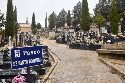 El cementerio de Soria recibe a miles de personas para honrar a sus seres queridos.