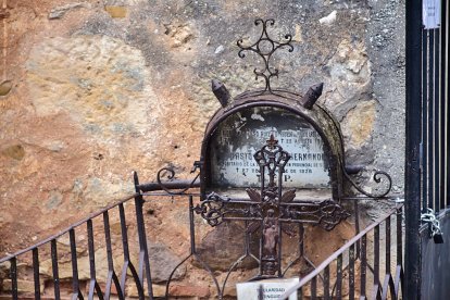 El cementerio de Soria recibe a miles de personas para honrar a sus seres queridos.