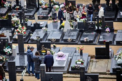 El cementerio de Soria recibe a miles de personas para honrar a sus seres queridos.