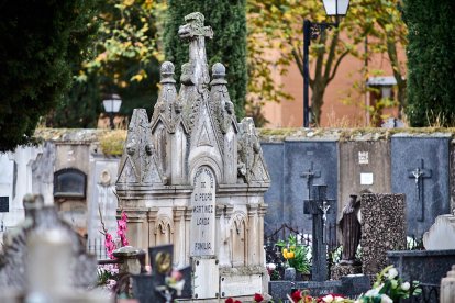 El cementerio de Soria recibe a miles de personas para honrar a sus seres queridos.