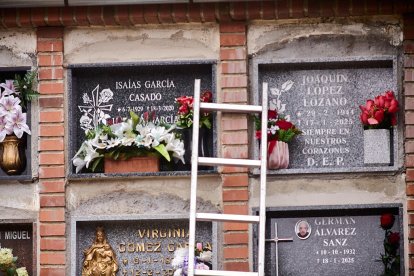 El cementerio de Soria recibe a miles de personas para honrar a sus seres queridos.