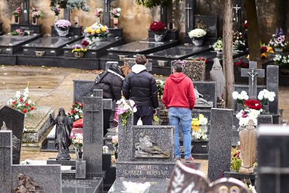 El cementerio de Soria recibe a miles de personas para honrar a sus seres queridos.