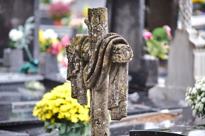 El cementerio de Soria recibe a miles de personas para honrar a sus seres queridos.