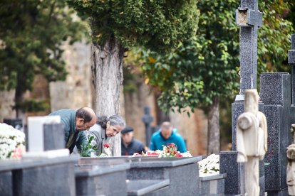 El cementerio de Soria recibe a miles de personas para honrar a sus seres queridos.