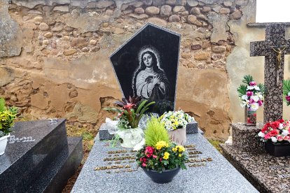 El cementerio de Soria recibe a miles de personas para honrar a sus seres queridos.