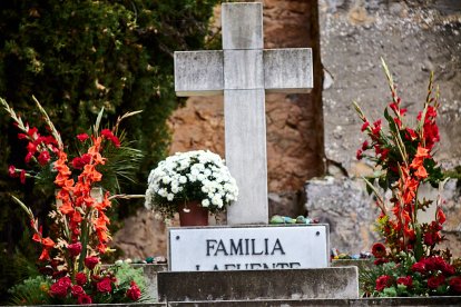 El cementerio de Soria recibe a miles de personas para honrar a sus seres queridos.
