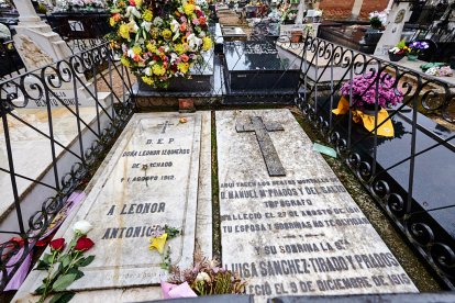 El cementerio de Soria recibe a miles de personas para honrar a sus seres queridos.