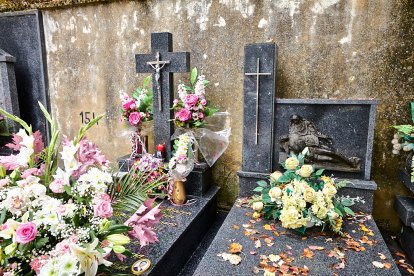 El cementerio de Soria recibe a miles de personas para honrar a sus seres queridos.