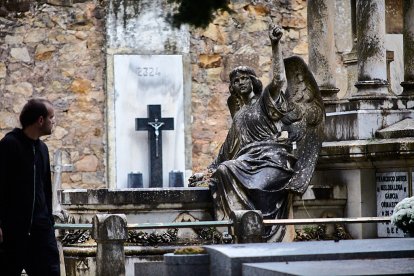 El cementerio de Soria recibe a miles de personas para honrar a sus seres queridos.
