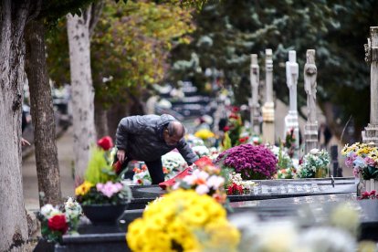 El cementerio de Soria recibe a miles de personas para honrar a sus seres queridos.