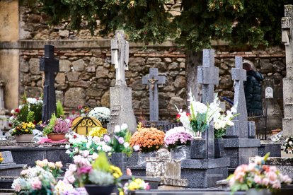 El cementerio de Soria recibe a miles de personas para honrar a sus seres queridos.