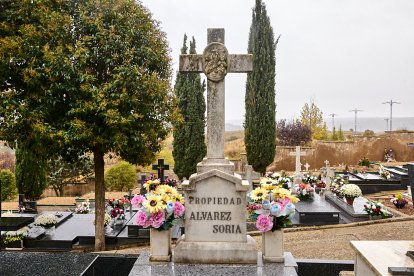El cementerio de Soria recibe a miles de personas para honrar a sus seres queridos.