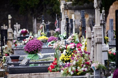 El cementerio de Soria recibe a miles de personas para honrar a sus seres queridos.