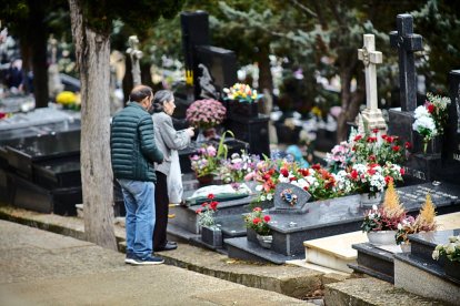 El cementerio de Soria recibe a miles de personas para honrar a sus seres queridos.