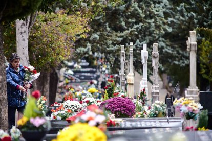 El cementerio de Soria recibe a miles de personas para honrar a sus seres queridos.