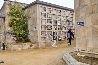 El cementerio de Soria recibe a miles de personas para honrar a sus seres queridos.