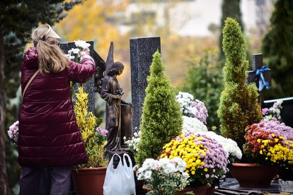 El cementerio de Soria recibe a miles de personas para honrar a sus seres queridos.