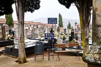 El cementerio de Soria recibe a miles de personas para honrar a sus seres queridos.