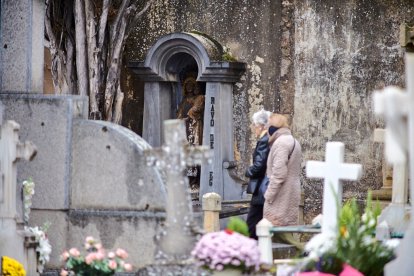 El cementerio de Soria recibe a miles de personas para honrar a sus seres queridos.
