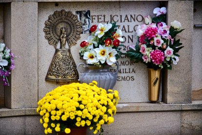 El cementerio de Soria recibe a miles de personas para honrar a sus seres queridos.