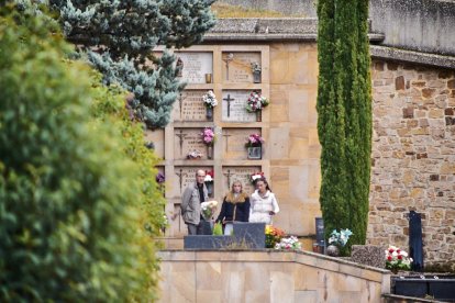 El cementerio de Soria recibe a miles de personas para honrar a sus seres queridos.