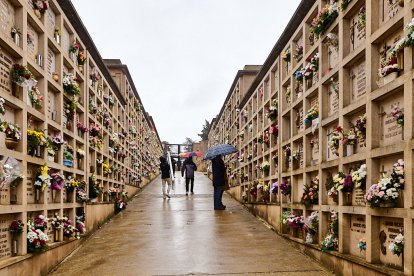 El cementerio de Soria recibe a miles de personas para honrar a sus seres queridos.