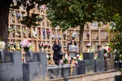 El cementerio de Soria recibe a miles de personas para honrar a sus seres queridos.