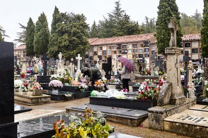 El cementerio de Soria recibe a miles de personas para honrar a sus seres queridos.