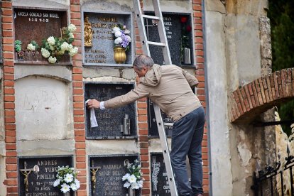 El cementerio de Soria recibe a miles de personas para honrar a sus seres queridos.
