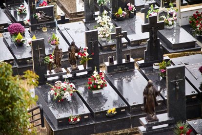 El cementerio de Soria recibe a miles de personas para honrar a sus seres queridos.