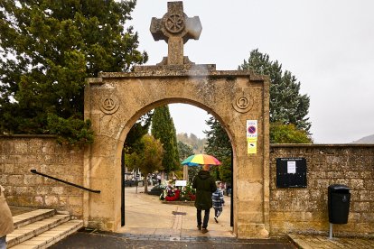 El cementerio de Soria recibe a miles de personas para honrar a sus seres queridos.