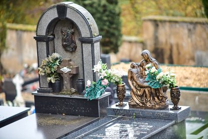 El cementerio de Soria recibe a miles de personas para honrar a sus seres queridos.