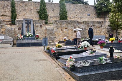 El cementerio de Soria recibe a miles de personas para honrar a sus seres queridos.