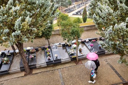 El cementerio de Soria recibe a miles de personas para honrar a sus seres queridos.