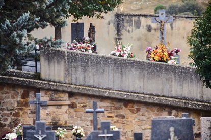 El cementerio de Soria recibe a miles de personas para honrar a sus seres queridos.