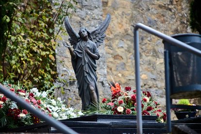 El cementerio de Soria recibe a miles de personas para honrar a sus seres queridos.
