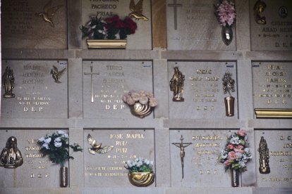 El cementerio de Soria recibe a miles de personas para honrar a sus seres queridos.