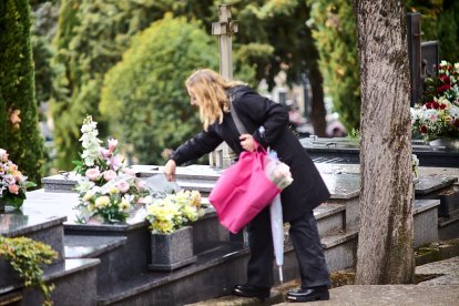 El cementerio de Soria recibe a miles de personas para honrar a sus seres queridos.